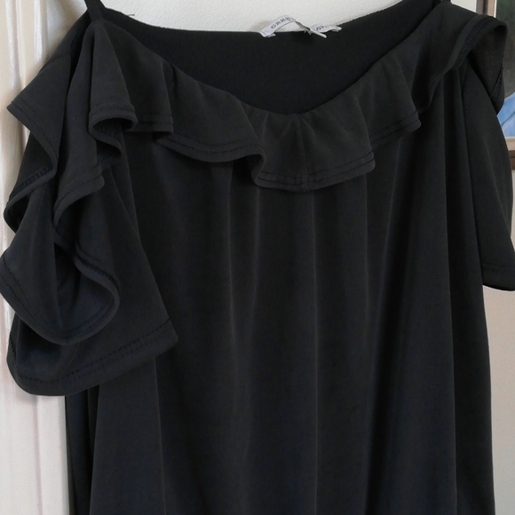 Black frilly T with cold shoulders - Picture 7 of 8